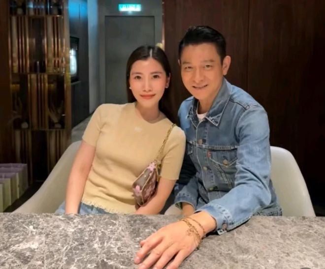 西亚 和小姨子吃高档西餐 华仔合影拘谨p